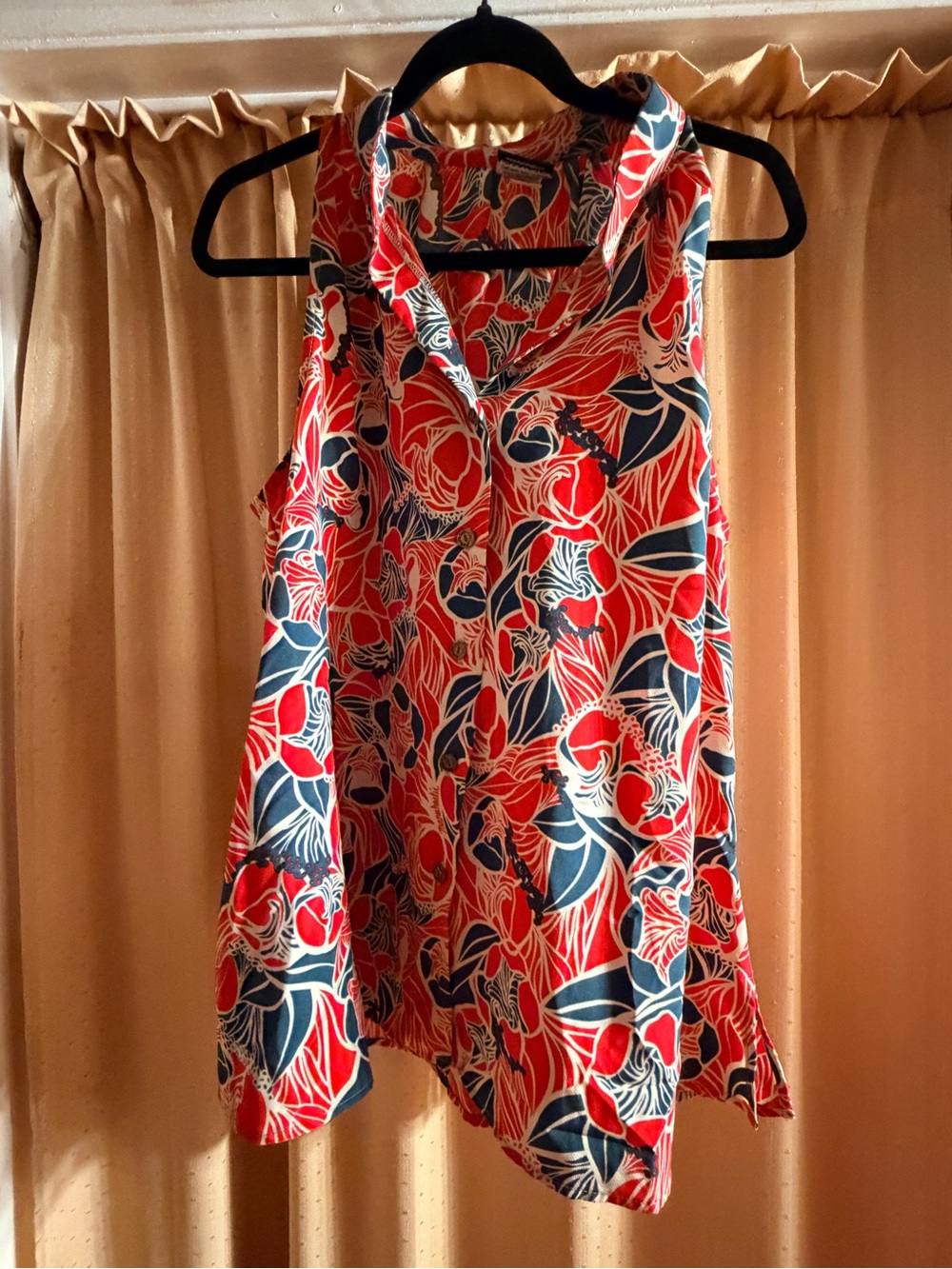 Manuhealii Red & Navy Floral Sleeveless Blouse